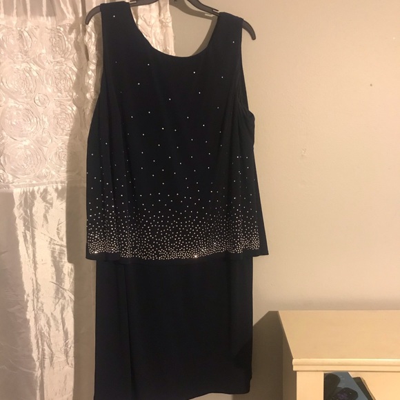 semi formal dress!!! Worn once!! Very flattering! - Picture 1 of 2